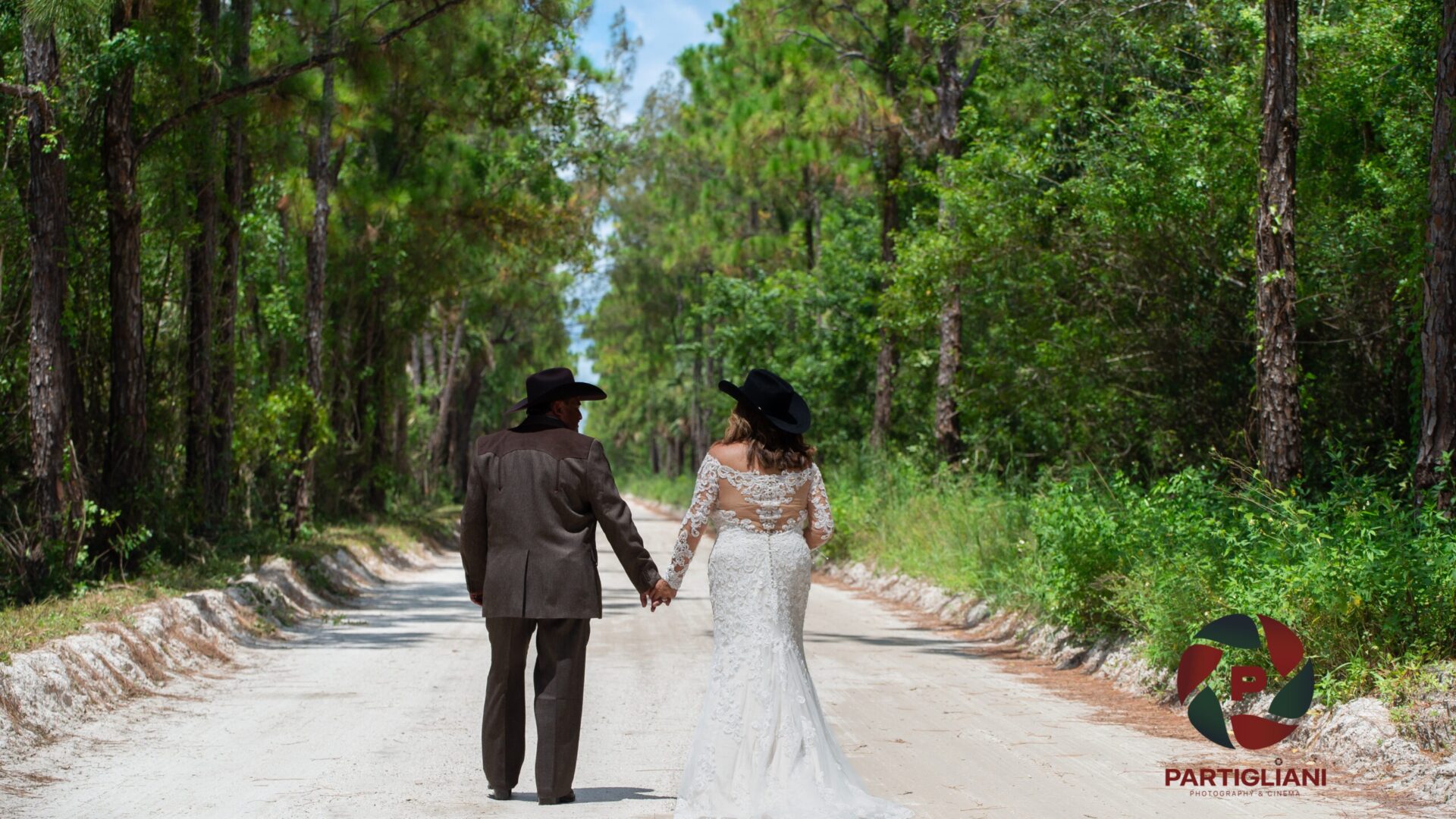 RAYSHELL RANCH, RUTH & ANDRES, WWW.PARTIGLIANI.COM-3